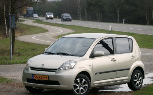 De Daihatsu Sirion 2 rijdt behoorlijk zuinig, is ruim en praktisch, maar remt en stuurt niet zo best. Foto’s RD, Anton Dommerholt