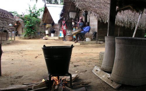 Een emmer staat te koken op een houtvuur in het Surinaamse dorp Stonhuku. In het binnenland lijkt de tijd 100 jaar te hebben stilgestaan. Foto’s RD