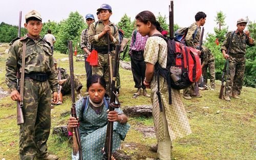 DOLKHA â€“ Vrouwelijke leden van de maoÃ¯stische rebellenbeweging in Nepal worden in het dorp Dolkha van wapens voorzien. Foto EPA