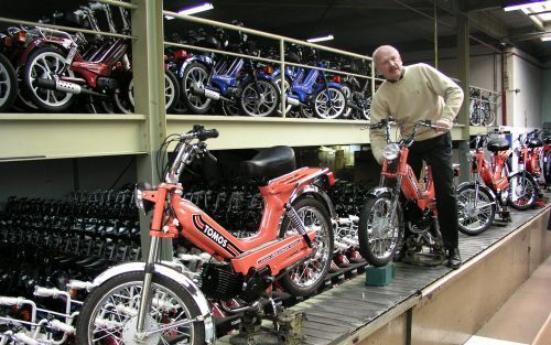 EPE â€“ Tomos levert negen bromfietsen per uur af. Directeur Henk Buiter probeert boven op de lopende band even een brommer uit. De bromfietsfabriek in Epe assembleert per jaar een kleine 10.000 stuks. Daarvan worden er enkele honderden verscheept naar he