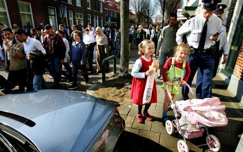 ZEIST â€“ Ongeveer 200 mensen liepen vrijdag in Zeist mee in een stille tocht voor de vorige week donderdag neergestoken penningmeester van de El-Matakhine moskee. Foto FBF.NL