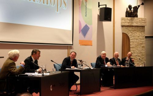 APELDOORN â€“ Een vrolijk moment vrijdagavond tijdens de forumdiscussie op het RD congres over ”Kleur bekennen”. V.l.n.r.: oud GPV fractievoorzitter G. J. Schutte, SGP fractievoorzitter B. J. van der Vlies, forumvoorzitter en RD redacteur H. van den Berge