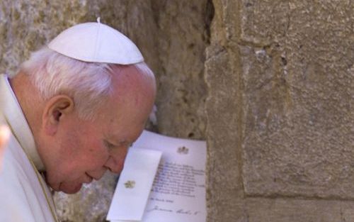 JERUZALEM â€“ In het jaar 2000 bracht paus Johannes Paulus II een historisch bezoek aan IsraÃ«l. Hij bad in Jeruzalem bij de Klaagmuur. Foto EPA