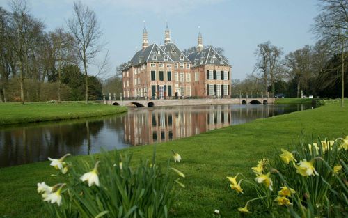 VOORSCHOTEN â€“ Kasteel Duivenvoorde weerspiegeld in de slotgracht. Foto RD, Anton Dommerholt