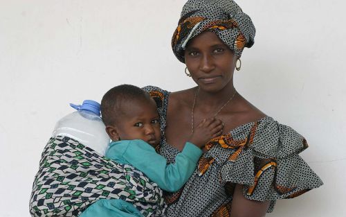 DAKAR â€“ Een Senegalese moeder wacht op een dokter in het hoofdziekenhuis van Dakar, de hoofdstad van Senegal. Het ziekenhuis behandelt ieder jaar bijna 6000 kinderen voor infectieziekten en malaria. De Wereldgezondheidsorganisatie (WHO) bracht vandaag, 