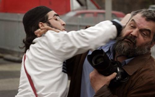 NIEUWEGEIN â€“ De zojuist vrijgelaten terreurverdachte Samir A. werkt een fotojournalist van De Telegraaf tegen de grond. De 18 jarige Marokkaan verliet gisteren de gevangenis in Nieuwegein bij gebrek aan bewijs dat hij bezig was met het voorbereiden van 