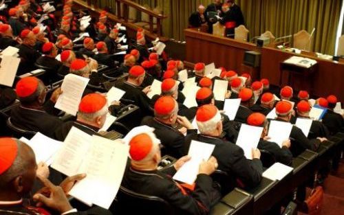 VATICAANSTAD - Kardinalen bestuderen documenten tijdens de vierde congregatie. Dnderdag besloot het congregaat dat het conclaaf, wat een nieuwe paus zal kiezen, start op maandag 18 april. Foto EPA