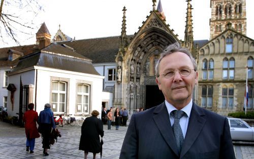 MAASTRICHT â€“ C. A. van den Boogaart, evangelist in Bunde, voor de Sint Servaas in Maastricht. Vrijdag worden de Servaas-klokken geluid, klokken die uitsluitend in zeer bijzondere omstandigheden te horen zijn. „De paus als plaatsbekleder leeft hier niet.