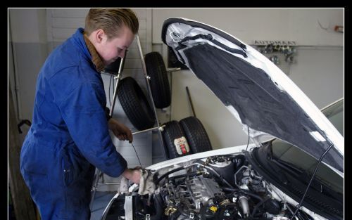 Bij een kleine onderhoudsbeurt in de garage wordt de motorolie ververst. Velen zien dat als een overbodige service. Foto RD, Henk Visscher