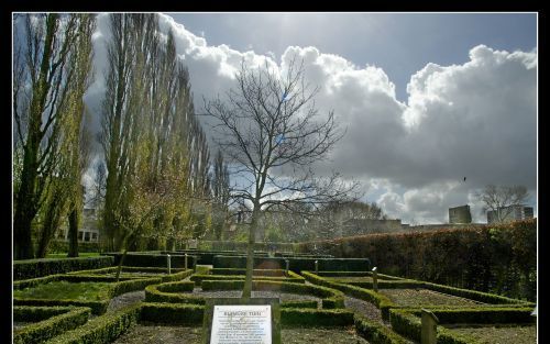 ROTTERDAM â€“ De Bijbeltuin in Rotterdam. Oud-wethouder J. W. van der Schalk heropende de tuin vrijdag. Het onderhoud wordt gedaan door vrijwilligers. Foto RD, Henk Visscher