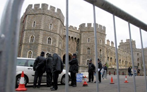 WINDSOR â€“ Britse politieagenten inspecteren voertuigen in de buurt van Windsor Castle, waar prins Charles en Camilla Parker Bowles elkaar zaterdag het jawoord geven. Foto EPA