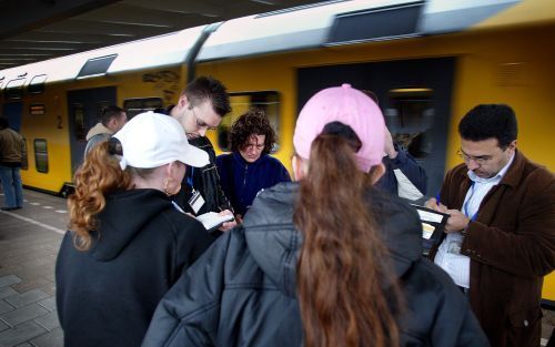 LEIDEN â€“ Leden van de vliegende brigade controleren treinpassagiers op het bezit van een geldig vervoersbewijs. Foto RD, Sjaak Verboom