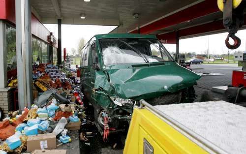 BUNNIK - Een krantenbusje is zaterdagochtend een tankstation langs de A12 bij Bunnik binnengereden. De 76-jarige bestuurder, die als zelfstandig expediteur voor het Reformatorich Dagblad werkt, heeft volgens de politie waarschijnlijk een black-out gehad. 