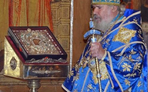 MOSKOU â€“ Patriarch Aleksej II, hoofd van de Russisch-Orthodoxe Kerk loopt langs een replica uit de 18e eeuw van de icoon van de Moeder Gods van Kazan. De replica kreeg de kerk op 28 augustus 2004 overhandigd van een delegatie uit het Vaticaan tijdens de