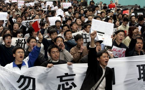 PEKING â€“ Duizenden Chinezen protesteren in Peking voor de deur van een winkel in elektronica artikelen uit Japan. De publicatie in Japan van een geschiedenisboek waarin de rol van de Japanners in de Tweede Wereldoorlog zou worden vergoelijkt, leidde de 