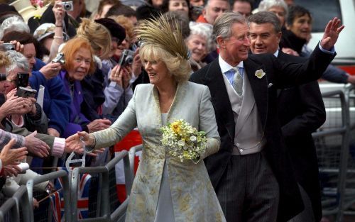 WINDSOR â€“ De prins van Wales Charles en Camilla Parker Bowles, de hertogin van Cornwall, begroeten het publiek buiten St. George Chapel in Windsor na de kerkelijke inzegening van hun burgerlijk huwelijk. Foto EPA