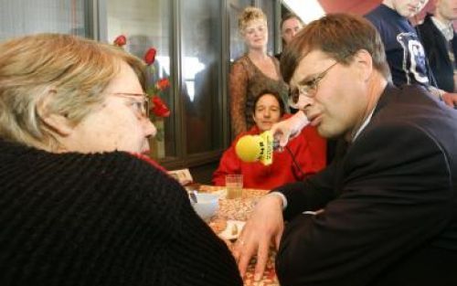 AMSTERDAM - Premier Balkenende praat maandag met bewoners op de afdeling Korsakov van het verpleeghuis De Poort in het centrum van Amsterdam. Foto ANP