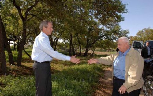 CRAWFORD - De Amerikaanse president Bush verwelkomt de IsraÃ«lische premier Sharon op zijn ranch in Texas. Foto EPA