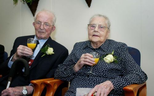 BARNEVELD â€“ Elbertus van Middendorp (96) en Hermijntje van Harten (94) herdachten maandag dat ze 75 jaar zijn getrouwd. „We zitten goed in verzorgingshuis Elim.” Foto RD, Anton Dommerholt