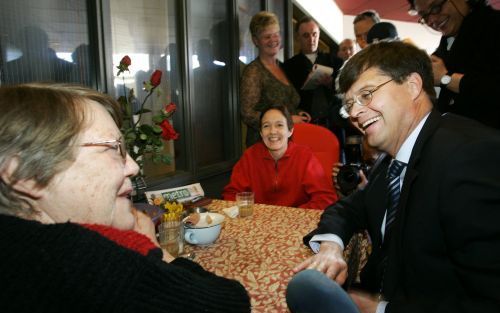 AMSTERDAM â€“ Premier Balkenende spreekt met bewoners van De Poort in Amsterdam. De premier bezocht het verpleeghuis maandag om zich te oriÃ«nteren. Hij deed geen concrete toezeggingen richting de verpleeghuiszorg. Foto ANP