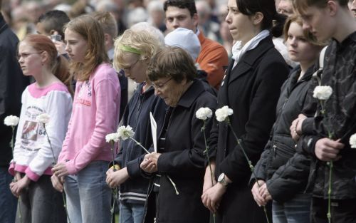 HOOGHALEN â€“ Jongeren en ouderen woonden dinsdag de herdenking van de bevrijding van Kamp Westerbork bij. Foto Jacob Melissen