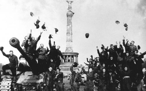 BERLIJN â€“ Tanksoldaten uit de Sovjet Unie vieren op 9 mei 1945 in de Duitse hoofdstad Berlijn de eindoverwinning op nazi-Duitsland. Foto ANP