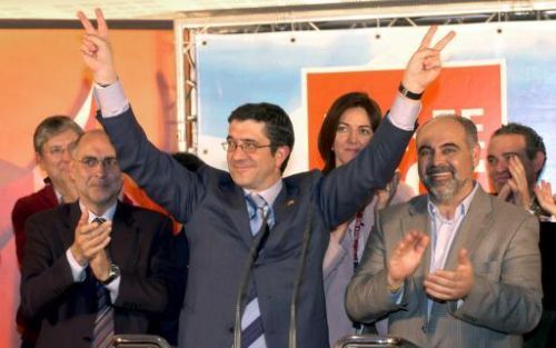 BILBAO - De presidentskandidaat van de socialistische partij, Lopez, viert de overwinning van zijn partij. Zondag waren er regionale verkiezingen in Baskenland. Foto EPA