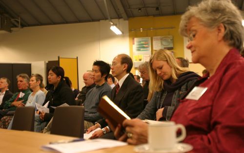 VEENENDAAL â€“ Bezoekers van een gebedsdag voor China zaterdag in Veenendaal luisteren naar een van de sprekers. Tijdens de bijeenkomst werd het geven van informatie telkens afgewisseld met gebed in groepjes. Foto Jan Rozendaal