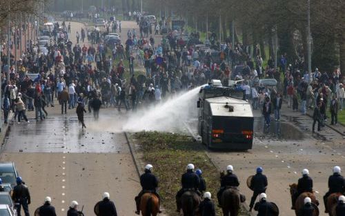 ROTTERDAM - De politie zette zondag een waterkanon in bij supportersrellen in Rotterdam. Zeven politiemensen en minstens drie supporters raakten door de onlusten gewond. Foto ANP