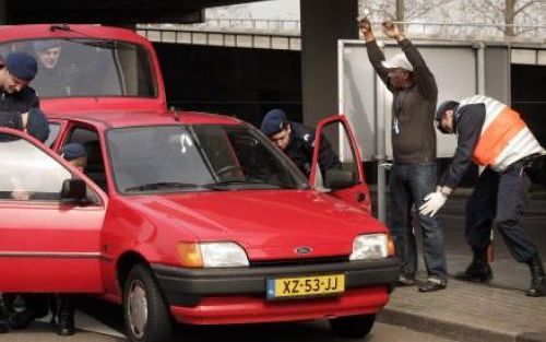 SCHIPHOL Een automobilist wordt maandag op Schiphol preventief gefouilleerd. De Koninklijke Marechaussee hield samen met de politie een grote actie op de luchthaven waarbij honderden mensen werden gefouilleerd en auto’s werden doorzocht. Foto ANP