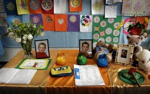 HILVERSUM â€“ Herdenkingshoek op de Montessorischool Zuid in Hilversum. De school rouwt om het verlies van twee leerlingen en hun broertje door het familiedrama waarbij een vader zijn hele gezin ombracht. Op de tafel staan foto’s van de drie kinderen en l