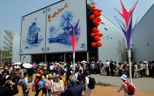 AICHI â€“ Het Nederlandse paviljoen op de Wereldexpo in het Japanse Aichi is moeilijk te ontlopen. Aan de gevel hangen twee gigantische Delfts blauwe tegels, aan de zijkanten steken gigantische tulpen naar buiten en voor de deur staat een menigte te genie