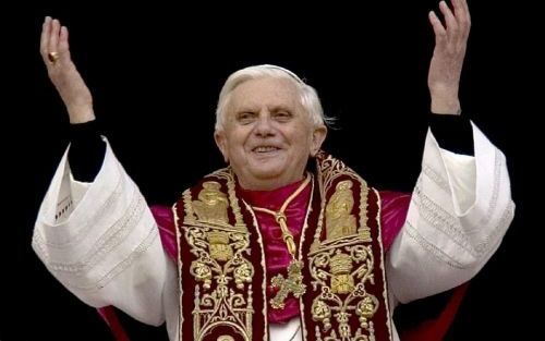 VATICAAN - Joseph Aloysius Ratzinger, de nieuwe paus groet de menigte van het balkon van de St. Pieter in Vaticaanstad na zijn benoeming. Foto EPA