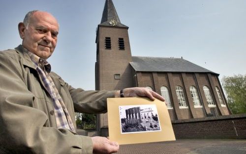 ZUILICHEM â€“ De 71 jarige Jan van Brakel voor de hervormde kerk van Zuilichem. In zijn hand een foto van de ruÃ¯ne die overbleef toen de Duitsers het gebouw zestig jaar geleden opbliezen. Foto Frank Trommelen