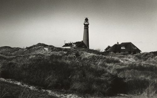 SCHIERMONNIKOOG â€“ De Vereniging Natuurmonumenten kreeg woensdag een jubileumcadeau van het kabinet. Het hele Waddeneiland Schiermonnikoog komt in beheer bij de grootste particuliere natuurbeschermingsorganisatie. Landbouwminister Veerman zegde ook een j