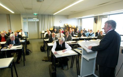 EDE â€“ In de Christelijke Hogeschool Ede werd gisteren een studiedag gehouden naar aanleiding van het aan drs. C. Blenk uitgereikte vriendenboek ”Pro fetisch geÃ¯nspireerd”. Sprekers waren dr. J. Hoek, hervormd predikant en docent aan de CHE, en dr. C. A