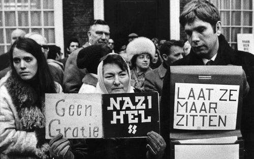 „Het debat over de Drie van Breda gaf de Nederlandse bevolking alsnog een kans om ”goed” te zijn.” Foto: demonstranten protesteren bij de Tweede Kamer tegen de vrijlating. Foto ANP