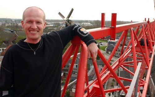 WOERDEN â€“ Henk Tieben op een torenkraan, 25 meter hoog, in de binnenstad van Woerden. „Als ik ’s ochtends naar boven ga, werp ik altijd een blik op de situatie beneden. Hoe zit de kraan vast? Verder bid ik God om bescherming. Dat geeft me rust.” Foto Br