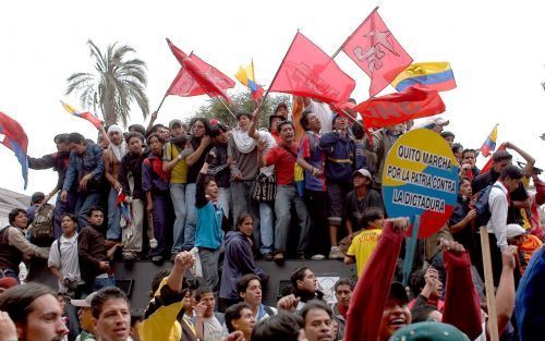 QUITO â€“ Duizenden Ecuadoreanen vieren voor het parlementsgebouw in de hoofdstad Quito de afzetting van president Luco Gutierrez. Een meerderheid van het parlement stemde woensdag voor een gedwongen aftreden van Gutierrez. - Foto EPA