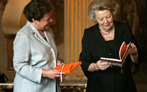 Het Nationaal ComitÃ© Zilveren Regeringsjubileum 2005 heeft een boek samengesteld met een overzicht van de activiteiten. Koningin Beatrix kreeg op 7 april het eerste exemplaar van het programmaboekje overhandigd door de voorzitter van het comitÃ©, Eerste 