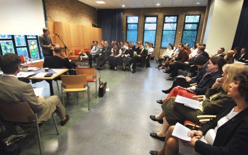 WOERDEN â€“ „Waarom leggen Tibetaanse monniken tussen 11 en 28 april in de Onze Lieve Vrouwetoren van Amersfoort een zandmandala aan?” vroeg dr. R. Seldenrijk (achter de katheder) donderdagavond op de jaarvergadering van de Jeugdbond Gereformeerde Gemeent