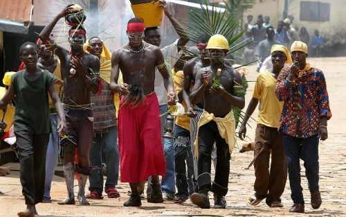 ATAKPAME â€“ Oppositieaanhangers probeerden deze week in de straten van het stadje Atakpame, in Togo, aanhang te verwerven voor hun favoriete presidentskandidaat. Zondag zijn er presidentsverkiezingen in het West Afrikaanse land. Foto EPA