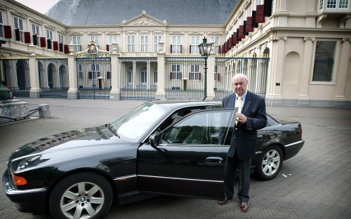 DEN HAAG â€“ Directeur Ton Thies toont een van de gepantserde auto’s van het in het centrum van Den Haag gevestigde Red Alert. Foto RD, Sjaak Verboom