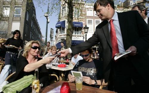 DEN HAAG â€“ Premier Balkende en enkele ministers riepen vrijdag mensen op om te gaan stemmen tijdens het referendum over de Europese grondwet. Balkenende deelde folders uit met een samenvatting van de Europese grondwet en zei tijdens zijn ronde over stra