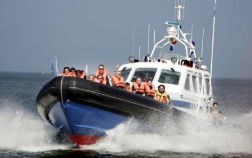 SCHEVENINGEN - Een reddingboot van reddingbootstation Scheveningen kiest met publiek aan boord het ruime sop. Zaterdag organiseerde de Koninklijke Nederlandse Redding Maatschappij (KNRM) haar jaarlijkse nationale reddingbootdag. Foto ANP