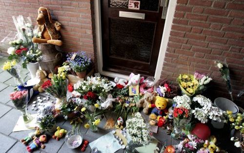 ZOETERMEER - Bloemen en speelgoed liggen zaterdag voor de woning van het door het familiedrama getroffen gezin in Zoetermeer. Foto ANP