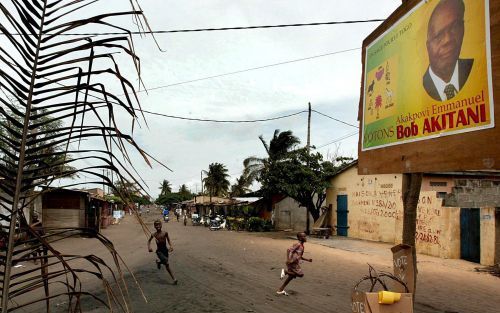 LOME â€“ Kinderen spelen bij een verkiezingsbiljet van presidentskandiaat Bob Akitani met daaronder een nepstembus in de straten van de arme wijk Ablogame in de Togoleze hoofdstad LomÃ©. Bob Akitani was bij de presidentsverkiezingen van gisteren de belang