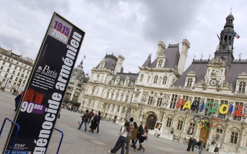 „Na de herdenking van de Armeense genocide zal nooit een bevrijdingsdag volgen. Maar erkenning door Turkije zal wel bevrijdend werken.” Foto: een informatiepaneel voor het Parijse stadhuis riep vorige week ertoe op de Armeense genocide te herdenken. Foto 