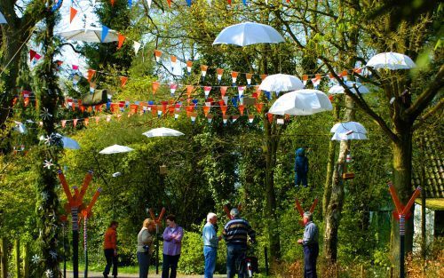 UGCHELEN â€“ In een laan in Ugchelen, gemeente Apeldoorn, hangen kleine parachutes. Ze zijn opgehangen ter gelegenheid van de komst van de Canadese veteranen. De oud strijders herdenken in Nederland de Bevrijding, nu zestig jaar geleden. Foto Carel Schutt