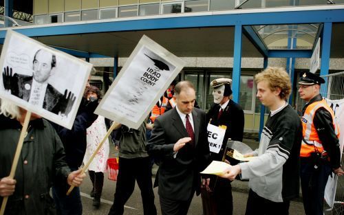 AMSTERDAM â€“ Voor de RAI in Amsterdam verzamelden zich dinsdagmorgen enkele demonstranten om te protesteren tegen de driedaagse internationale wapenbeurs ITEC, die dinsdag is begonnen. De actievoerders hadden bebloede poppen en doeken bij zich. Voor de i